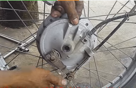 cách thay vòng bi bánh trước xe máy Honda.