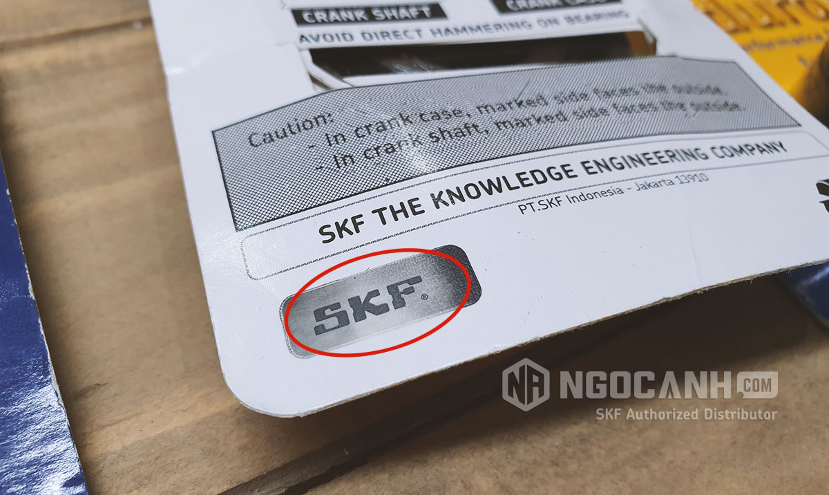 Sau khi hơ lửa vào tem, Logo SKF sẽ hiện ra tại khu vực tem phủ màu đen trên bao bì sản phẩm